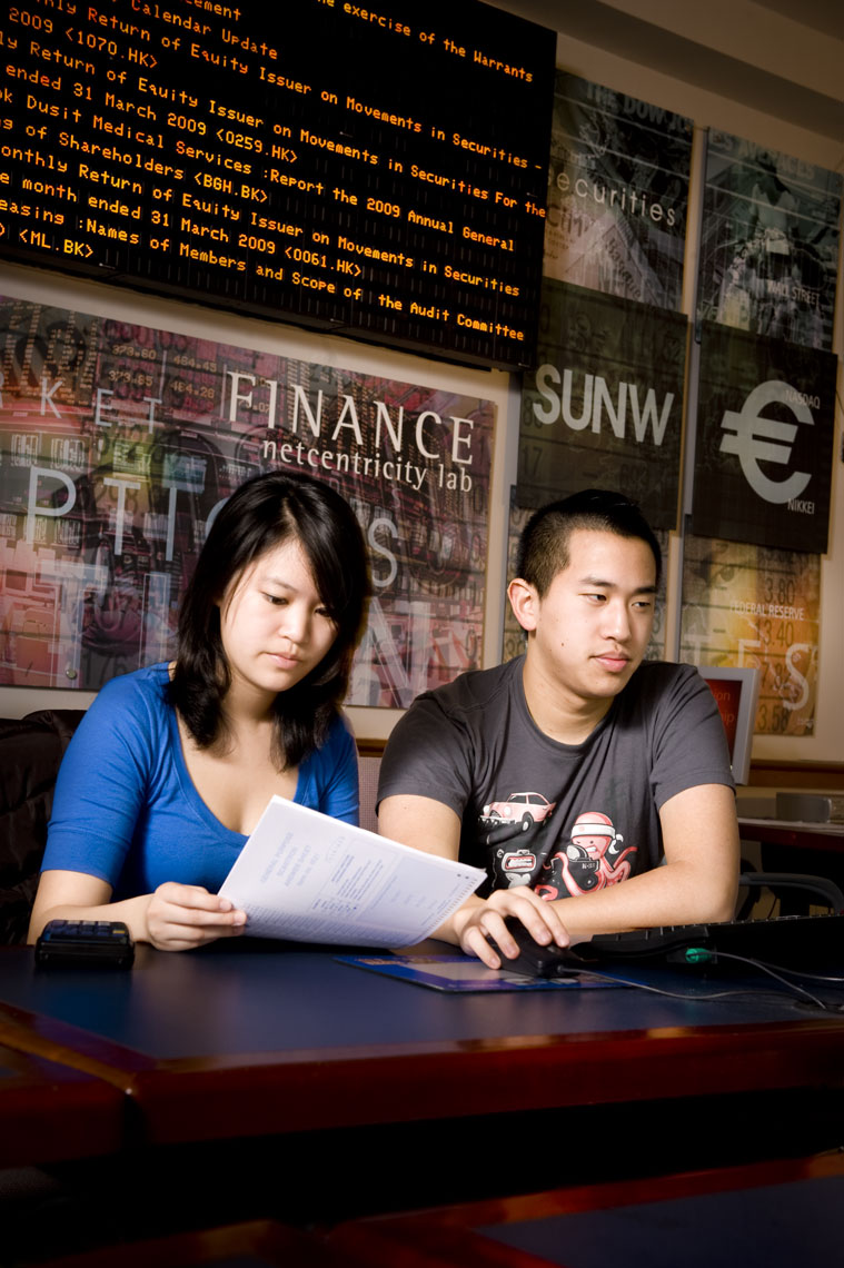 Two students working together in the finance netcentricity lab