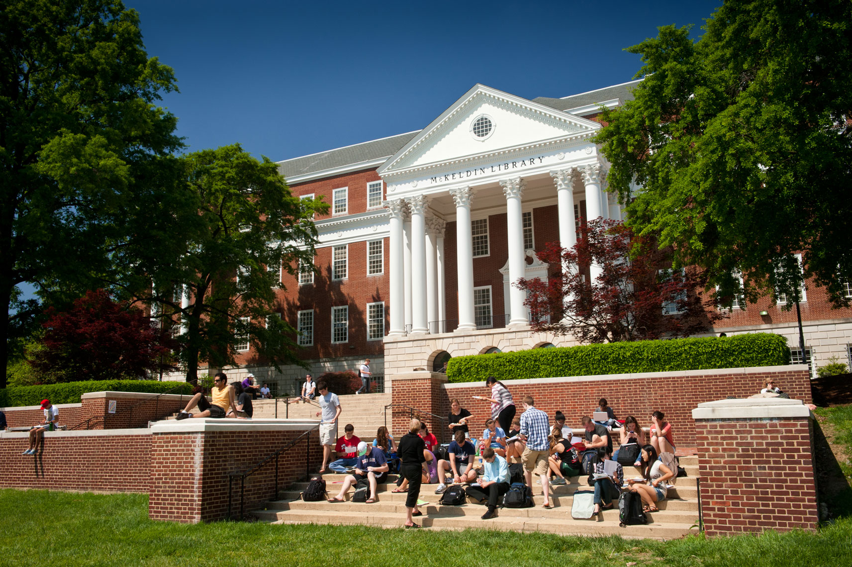 A class gathered on the steps of the college library